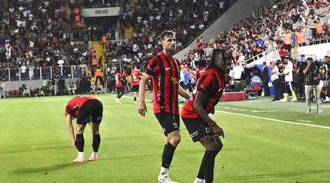 (ÖZET) Fenerbahçe üstünlüğünü koruyamadı! Başkent'te kazanan Gençlerbirliği oldu | Gençlerbirliği - Fenerbahçe maç sonucu: 2-1 6 ozet fenerbahce ustunlugunu koruyamadi baskentte kazanan genclerbirligi oldu genclerbirligi fenerbahce mac sonucu