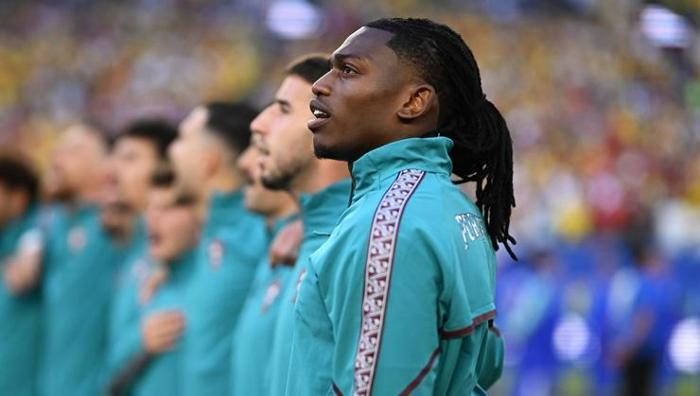 Rafael Leao'dan Galatasaraylı taraftara şok tepki! İmzalamasını isteyince çılgına döndü: Aptallık ediyorsun 2 rafael leaodan galatasarayli taraftara sok tepki imzalamasini isteyince cilgina dondu aptallik ediyorsun 0 duBSHUaU
