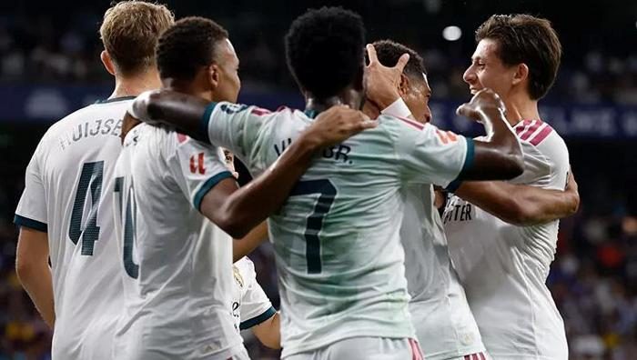 Real Madrid'de Arda Güler Vinicius Junior kavgası! Kameralara yansıdı: Bir sefer olsun bana at... 4 real madridde arda guler vinicius junior kavgasi kameralara yansidi bir sefer olsun bana at HfKUIzK6
