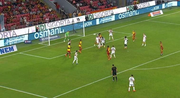 Rhaldney'in kafa vuruşu direğe takıldı! 1 rhaldneyin kafa vurusu direge takildi KHGtdEkf