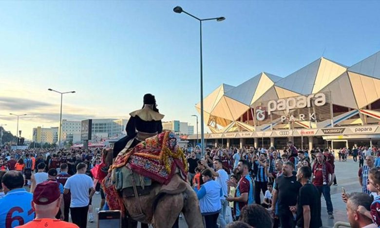Salah sevgisi hudut tanımadı! Firavun kostümü ve deve 1 salah sevgisi hudut tanimadi firavun kostumu ve deve pEEhGyF2