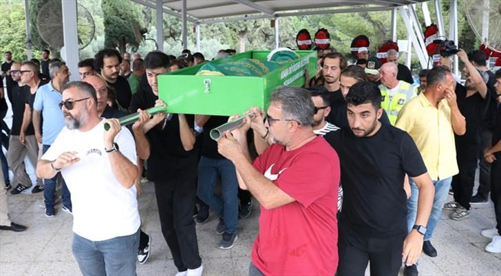 Tolga Kalender'in cenazesi Adana'da defnedildi 1 tolga kalenderin cenazesi adanada defnedildi CKM7ks9R