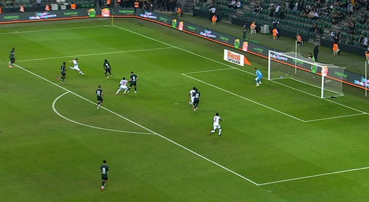 Tomasson'un vuruşunda top direkten döndü! 1 tomassonun vurusunda top direkten dondu NAPEFlEP