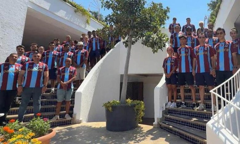 Trabzonspor sevdasını Girne’ye taşıdı, 250 Salah formasını çalışanlara giydirdi 1 trabzonspor sevdasini girneye tasidi 250 salah formasini calisanlara giydirdi wvFPxR8G