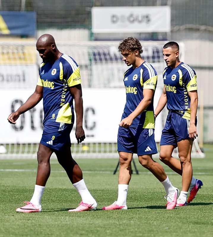 Transfer dönemi bitti ayrılıklar bitmedi! Fenerbahçe o isimle vedalaşıyor 4 transfer donemi bitti ayriliklar bitmedi fenerbahce o isimle vedalasiyor 2 DEBsSwZY