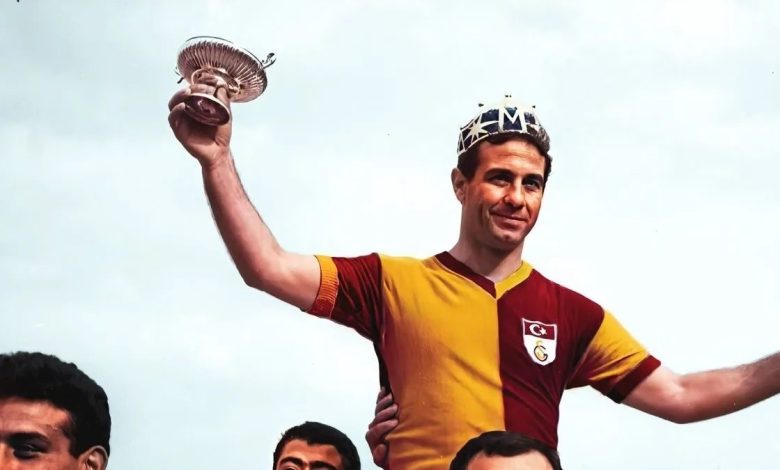 Türk futbolunun ve Galatasaray'ın unutulmaz efsanesi Metin Oktay, kabri başında anıldı 1 turk futbolunun ve galatasarayin unutulmaz efsanesi metin oktay kabri basinda anildi fVFsY7GK