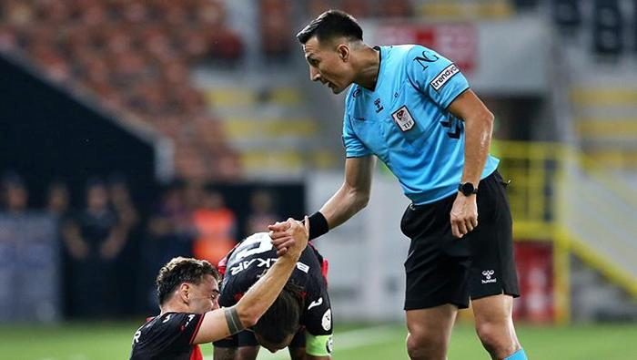 'Vasat bir hakem performansı' Süper Lig'de 2.haftanın hakem raporu! 'Maçın gidişatını direkt etkiledi' 18 vasat bir hakem performansi super ligde 2haftanin hakem raporu macin gidisatini direkt etkiledi 16 klQrS6h4
