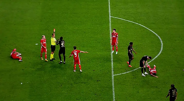 Amedspor sahada 10 kişi! Mbaye Diagne böyle kızardı 1 amedspor sahada 10 kisi mbaye diagne boyle kizardi 6yZNEKCk