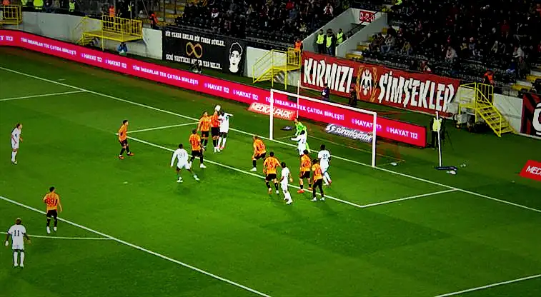 Arca Çorum kalesinde müthiş karambol! Yine direk 1 arca corum kalesinde muthis karambol yine direk FhAYsb6z