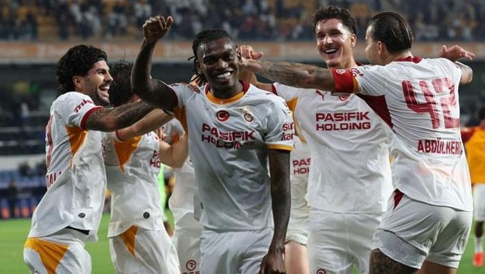 Başakşehir'in Galatasaray maçında kazandığı penaltı hakikat mu? Trio yorumladı: 'Kabul edemiyorum' 2 basaksehirin galatasaray macinda kazandigi penalti hakikat mu trio yorumladi kabul edemiyorum 0 v9pb4rIL