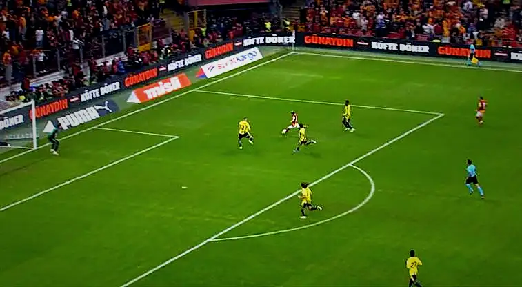 Batrakov'un şutu Skrinar'a çarparak kornere çıktı! 1 batrakovun sutu skrinara carparak kornere cikti h8EZFCIy