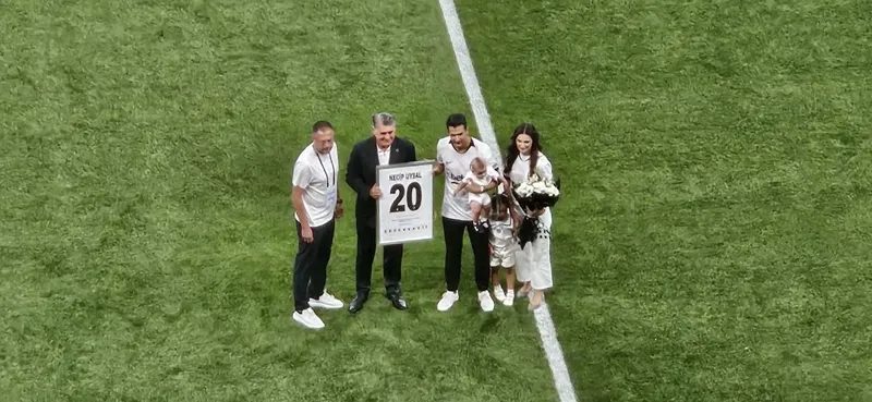 Beşiktaş-Eyüpspor maçı öncesi Necip Uysal'a veda töreni düzenlendi! 2 besiktas eyupspor maci oncesi necip uysala veda toreni duzenlendi 0