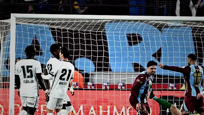 Beşiktaş'ta Trabzonspor maçı sonrası Italiano'ya tenkit: 'Şaşırttı!' | 'Kopuşlar fazlaydı' 9 besiktasta trabzonspor maci sonrasi italianoya tenkit sasirtti kopuslar fazlaydi 7 VEM5LXVp