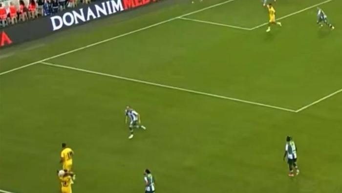 Bursaspor - İstanbulspor maçında skandal karar! Hakem taçtan ofsayt verdi 3 bursaspor istanbulspor macinda skandal karar hakem tactan ofsayt verdi 1 9L1IUTEr