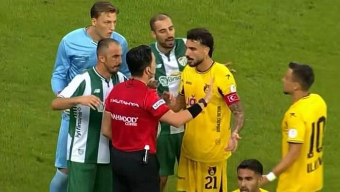 Bursaspor - İstanbulspor maçında skandal karar! Hakem taçtan ofsayt verdi 6 bursaspor istanbulspor macinda skandal karar hakem tactan ofsayt verdi 4