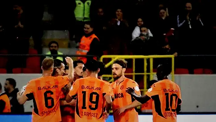 Cengiz Ünder, Çorum FK'da yine doğdu! Harikulade frikik golüyle galibiyetin mimarı oldu 8 cengiz under corum fkda yine dogdu harikulade frikik goluyle galibiyetin mimari oldu 6 H4sTsJ9H