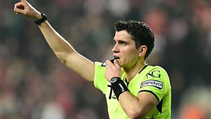 'Çok büyük bir hakem hatası' 4'üncü haftanın hakem raporu ortaya çıktı! Fenerbahçe-Beşiktaş derbisinde 20 cok buyuk bir hakem hatasi 4uncu haftanin hakem raporu ortaya cikti fenerbahce besiktas derbisinde 18