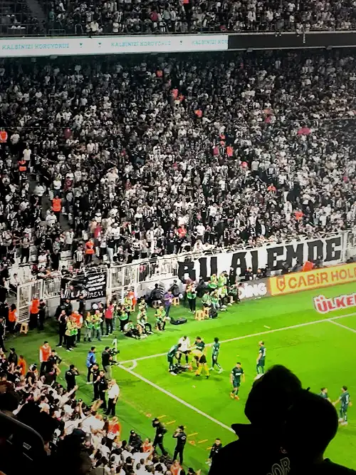 daniel agyei tribunlerden atilan madde sonrasi yerde kaldi 0 fg9yg7wS