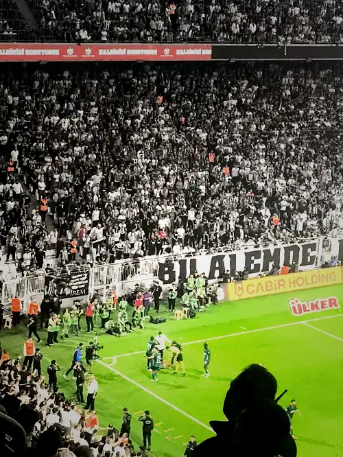daniel agyei tribunlerden atilan madde sonrasi yerde kaldi 1 NZpbPtHj