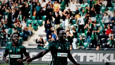 Daniel Agyei tribünlerden atılan madde sonrası yerde kaldı! 7 daniel agyei tribunlerden atilan madde sonrasi yerde kaldi xOeWeQc7