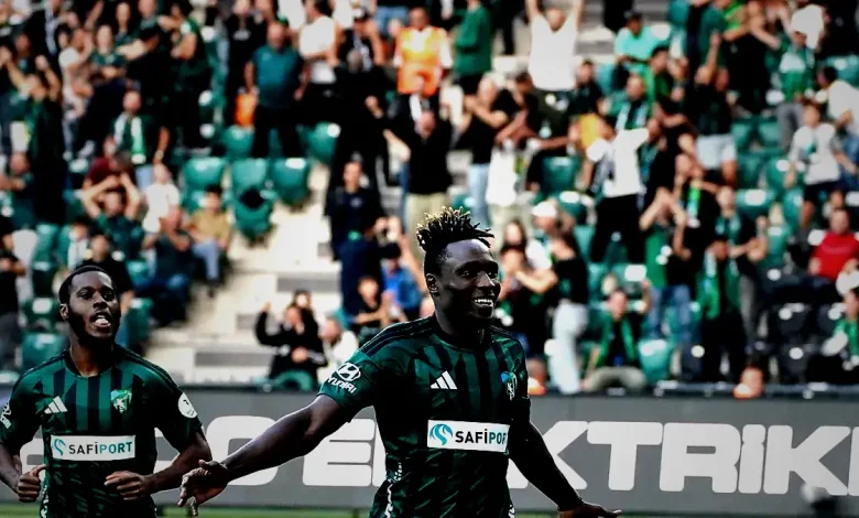 daniel agyei tribunlerden atilan madde sonrasi yerde kaldi xOeWeQc7