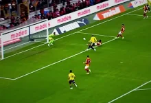 davinson sanchezin ters dokunusunda top direge carpti TIvPN8z4