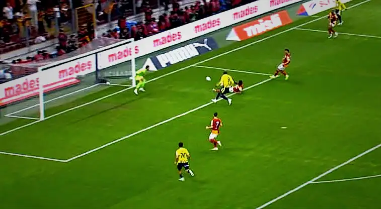 davinson sanchezin ters dokunusunda top direge carpti TIvPN8z4