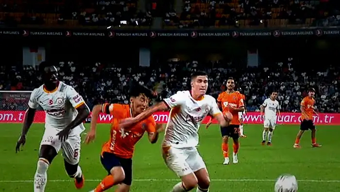 Derbide Halil Umut Meler'den skandal hata! Anthony Taylor imgelerle tahlil etti: Hakem düdüğü bekletmeliydi 3 derbide halil umut melerden skandal hata anthony taylor imgelerle tahlil etti hakem dudugu bekletmeliydi UkktOrrY
