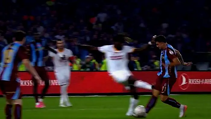 Derbide Halil Umut Meler'den skandal hata! Anthony Taylor imgelerle tahlil etti: Hakem düdüğü bekletmeliydi 11 derbide halil umut melerden skandal hata anthony taylor imgelerle tahlil etti hakem dudugu bekletmeliydi fkSen9uK