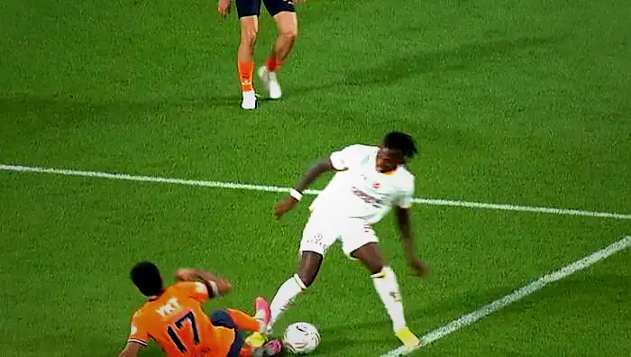 Derbide Halil Umut Meler'den skandal hata! Anthony Taylor imgelerle tahlil etti: Hakem düdüğü bekletmeliydi 4 derbide halil umut melerden skandal hata anthony taylor imgelerle tahlil etti hakem dudugu bekletmeliydi h2cCL6HL