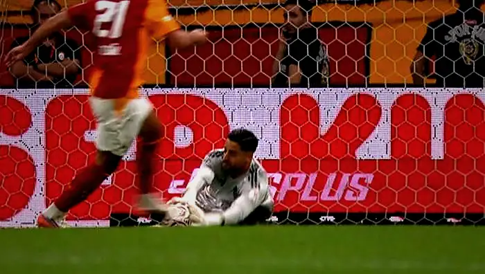 Derbide Halil Umut Meler'den skandal hata! Anthony Taylor imgelerle tahlil etti: Hakem düdüğü bekletmeliydi 10 derbide halil umut melerden skandal hata anthony taylor imgelerle tahlil etti hakem dudugu bekletmeliydi lk2D9iSa