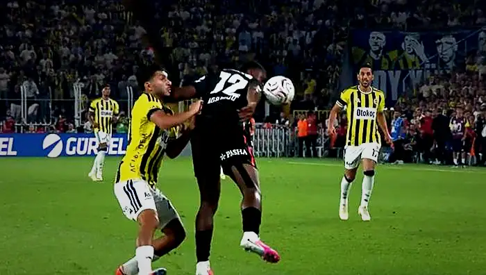 Derbide Halil Umut Meler'den skandal hata! Anthony Taylor imgelerle tahlil etti: Hakem düdüğü bekletmeliydi 5 derbide halil umut melerden skandal hata anthony taylor imgelerle tahlil etti hakem dudugu bekletmeliydi yUdk6g5z