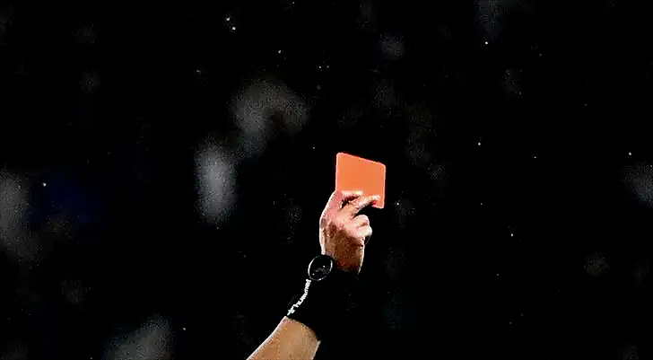 Derbilerde kartlar havada uçuşuyor 1 derbilerde kartlar havada ucusuyor 2XBXFtej