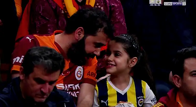 Dev derbi öncesi yürek ısıtan görüntüler... 1 dev derbi oncesi yurek isitan goruntuler