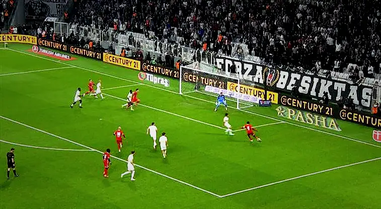 Dusan Vlahovic'in kafa vuruşu direğe takıldı 1 dusan vlahovicin kafa vurusu direge takildi 1XeUjzOr