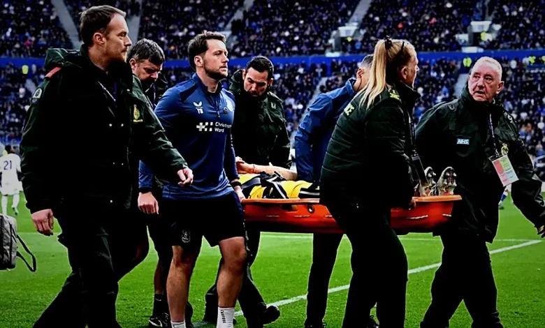 Everton-Chelsea maçında korkutan anlar! Emiliano Martinez sedyeyle oyundan çıktı 1 everton chelsea macinda korkutan anlar emiliano martinez sedyeyle oyundan cikti wpeSeHwr
