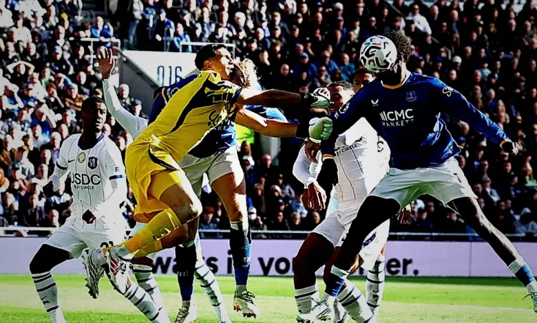 everton chelsea musabakasinda endiselendiren sakatlik emiliano martinez alandan sedyeyle ayrildi 7dt7leDW