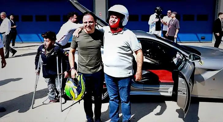 Felipe Massa, görme engelli vatandaş ile İstanbul Park'ta piste çıktı 1 felipe massa gorme engelli vatandas ile istanbul parkta piste cikti fynUtaMq