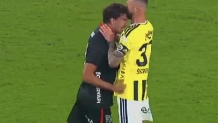 fenerbahce besiktas derbisinde gergin anlar vlahovic ve skriniar arasinda tansiyon yukseldi 2 9vIWuwHt