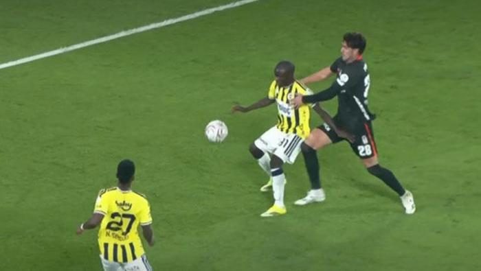 Fenerbahçe - Beşiktaş maçının hakem kararlarını Trio yorumladı: 'Tak tak kırmızı gösterecek!' | 'Bu konum penaltı' 8 fenerbahce besiktas macinin hakem kararlarini trio yorumladi tak tak kirmizi gosterecek bu FUMJaPZz