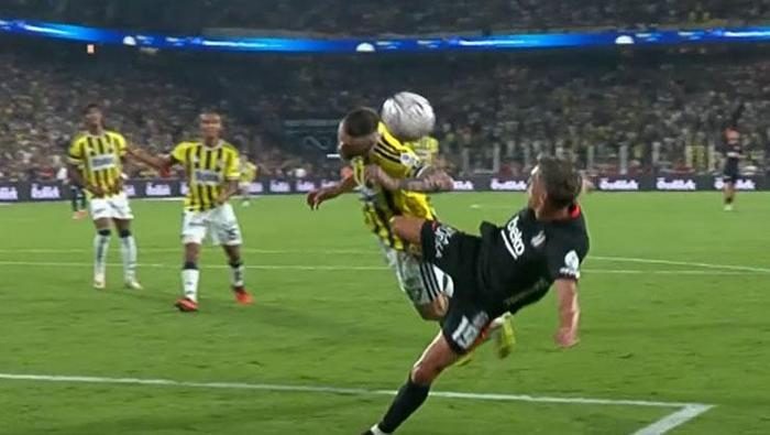 Fenerbahçe - Beşiktaş maçının hakem kararlarını Trio yorumladı: 'Tak tak kırmızı gösterecek!' | 'Bu konum penaltı' 10 fenerbahce besiktas macinin hakem kararlarini trio yorumladi tak tak kirmizi gosterecek bu RDLJPk64