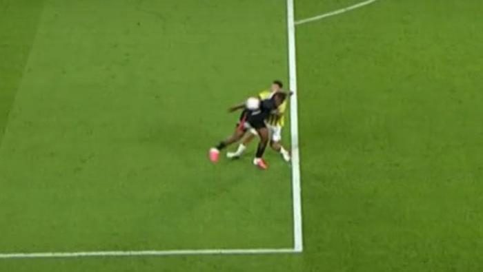 Fenerbahçe - Beşiktaş maçının hakem kararlarını Trio yorumladı: 'Tak tak kırmızı gösterecek!' | 'Bu konum penaltı' 7 fenerbahce besiktas macinin hakem kararlarini trio yorumladi tak tak kirmizi gosterecek bu WXdpH3z3