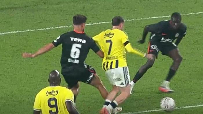 Fenerbahçe - Beşiktaş maçının hakem kararlarını Trio yorumladı: 'Tak tak kırmızı gösterecek!' | 'Bu konum penaltı' 11 fenerbahce besiktas macinin hakem kararlarini trio yorumladi tak tak kirmizi gosterecek bu dI6ZJgqR