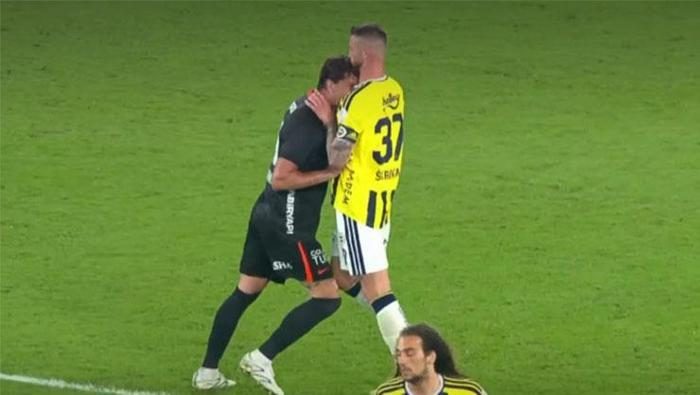 Fenerbahçe - Beşiktaş maçının hakem kararlarını Trio yorumladı: 'Tak tak kırmızı gösterecek!' | 'Bu konum penaltı' 9 fenerbahce besiktas macinin hakem kararlarini trio yorumladi tak tak kirmizi gosterecek bu