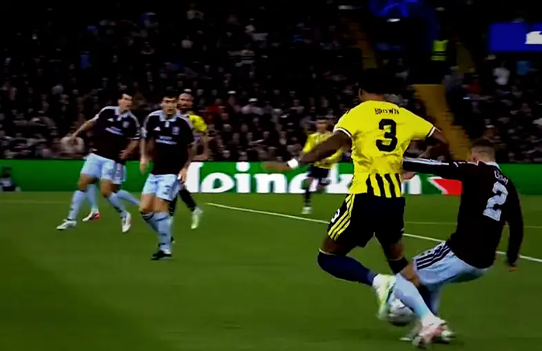 fenerbahce penalti bekledi iste archie brownun yerde kaldigi durum 0
