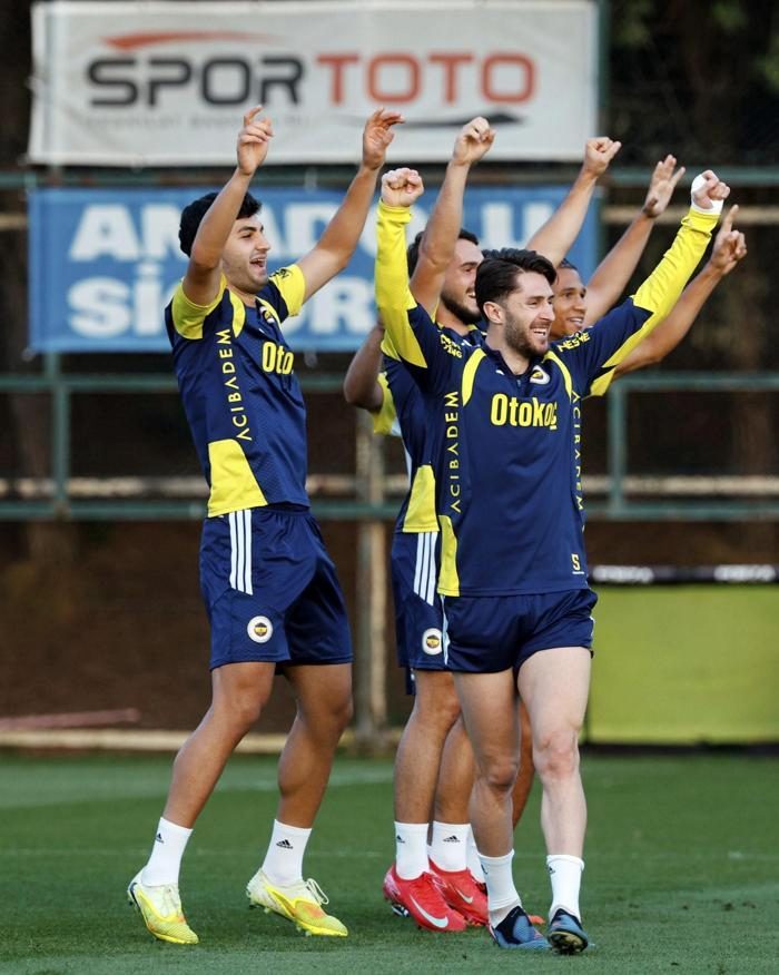 Fenerbahçe'de 10 numara belirsizliği! İsmail Kartal'ın güç kararı... 3 fenerbahcede 10 numara belirsizligi ismail kartalin guc karari 1 3dtvjaQ8