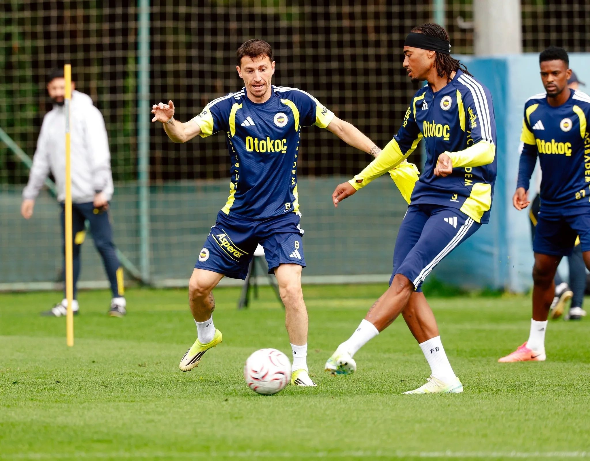 Fenerbahçe'den orta alana 3 yıldız! Ara transfer için harekete geçildi 11 fenerbahceden orta alana 3 yildiz ara transfer icin harekete gecildi 9 Jq7iQl7i