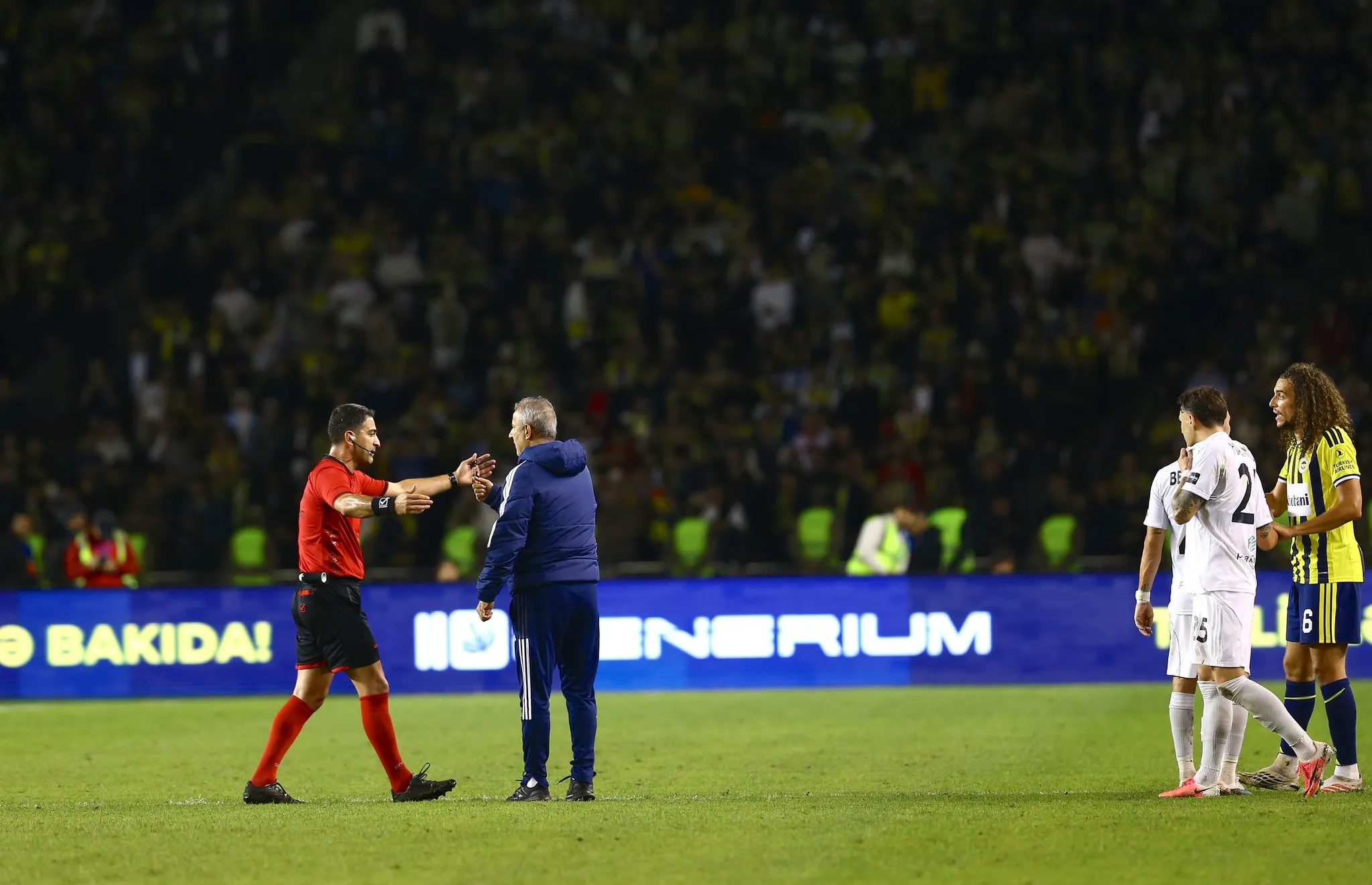 Fenerbahçe'yi bekleyen tehlike! Yıldız futbolcuya ceza gelebilir 11 fenerbahceyi bekleyen tehlike yildiz futbolcuya ceza gelebilir 9 BBzrkMMd