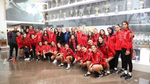 fethi demircan ve didem karagenc bayan a ulusal grup kampini ziyaret etti 0 ffSnip84