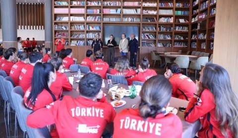 fethi demircan ve didem karagenc bayan a ulusal grup kampini ziyaret etti 10 V389223b